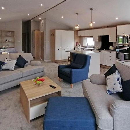 The Springs Lakeside Holiday Park Fladbury Bagian luar foto