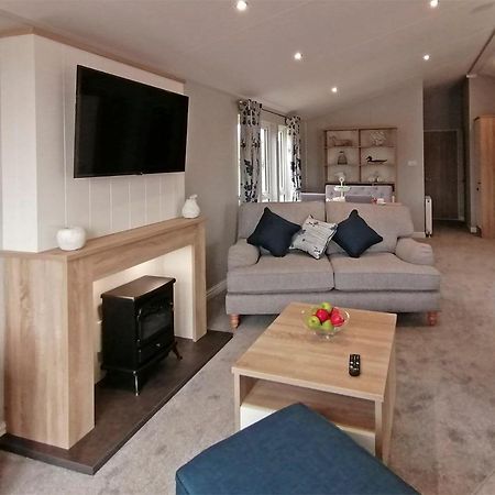 The Springs Lakeside Holiday Park Fladbury Bagian luar foto