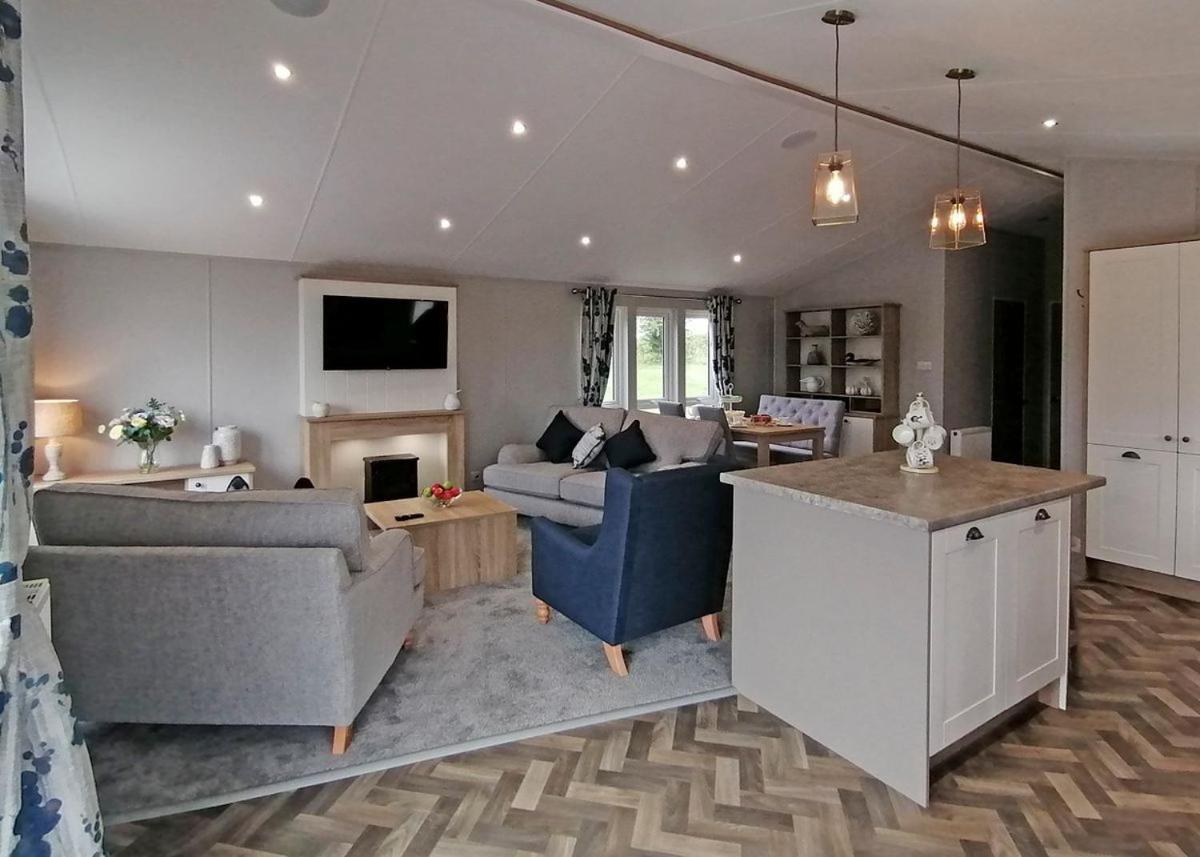 The Springs Lakeside Holiday Park Fladbury Bagian luar foto