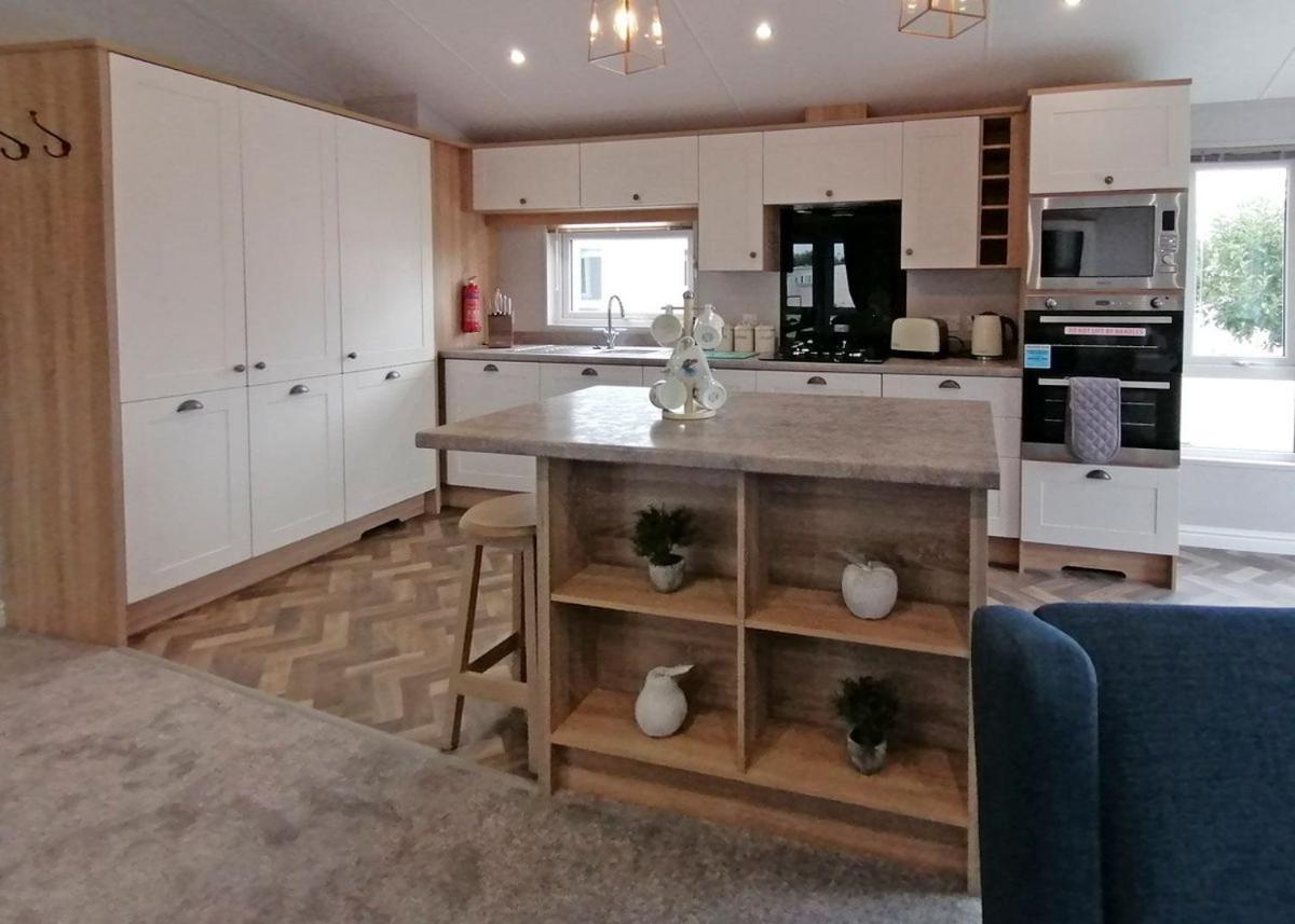 The Springs Lakeside Holiday Park Fladbury Bagian luar foto