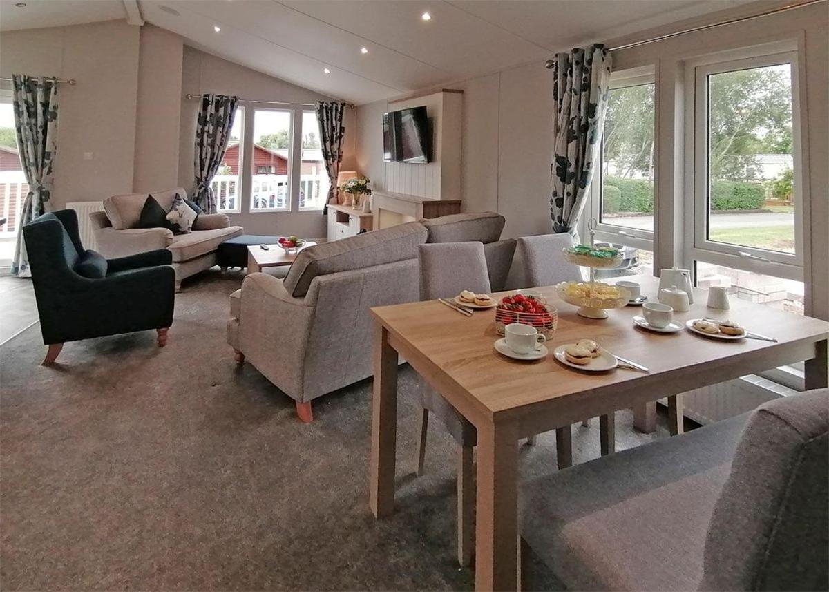 The Springs Lakeside Holiday Park Fladbury Bagian luar foto