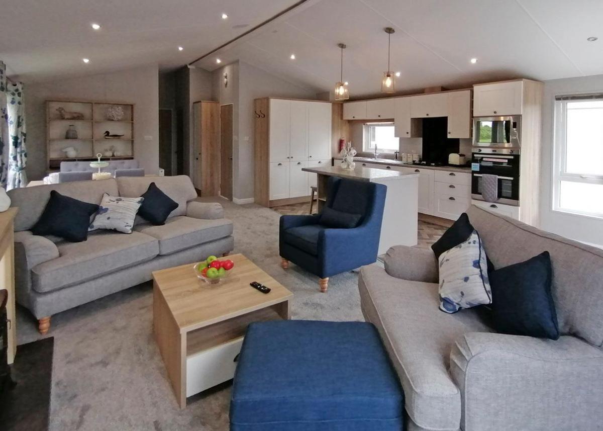 The Springs Lakeside Holiday Park Fladbury Bagian luar foto