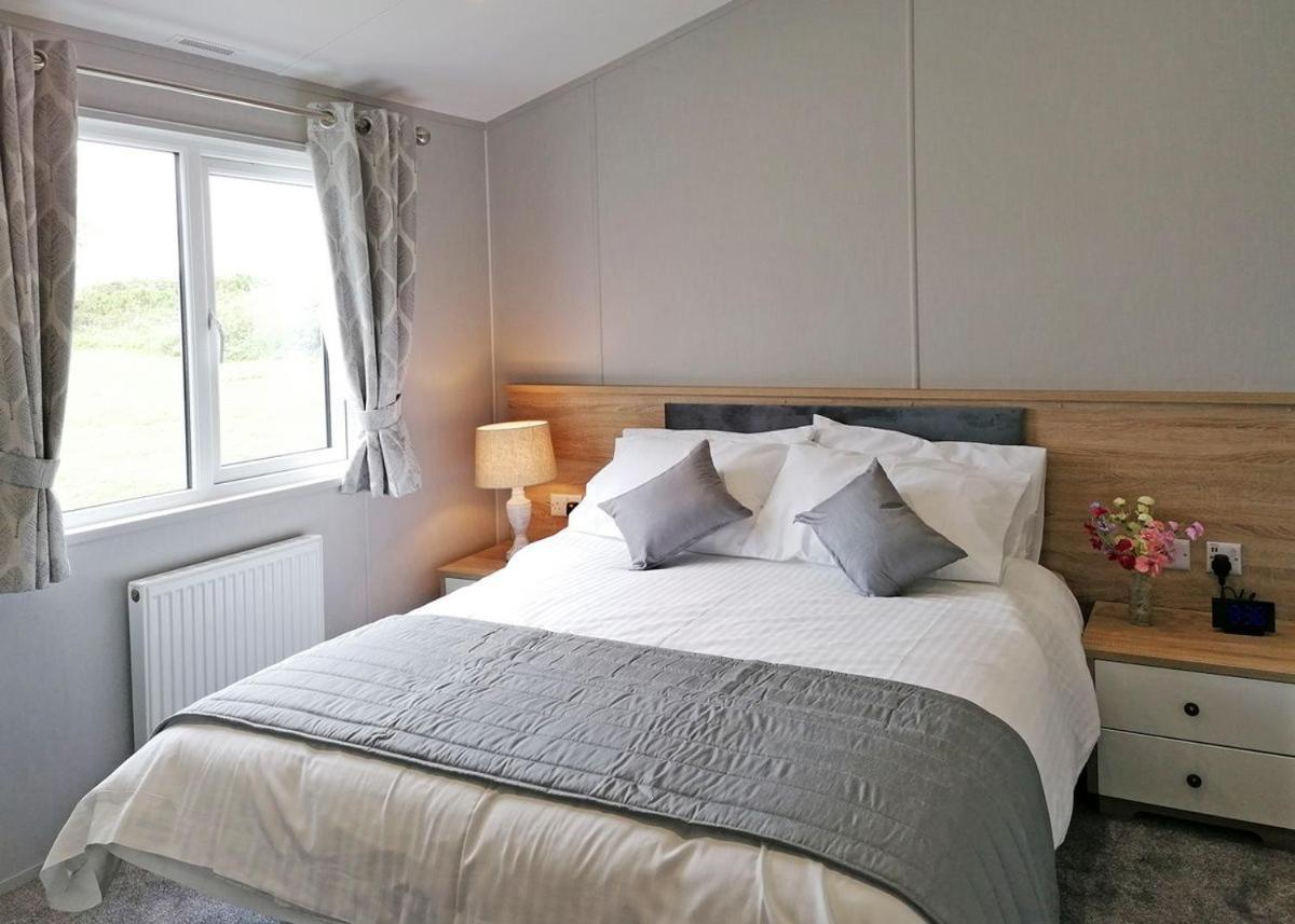 The Springs Lakeside Holiday Park Fladbury Bagian luar foto