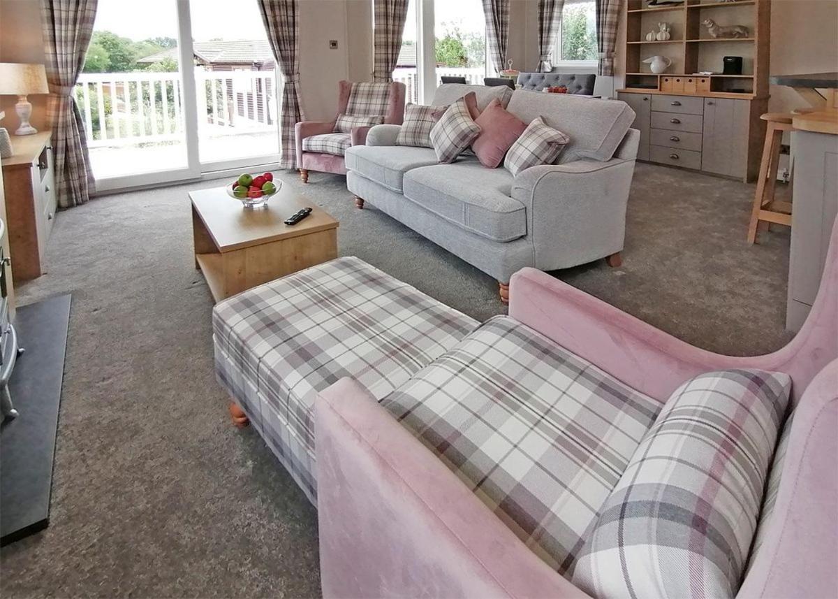The Springs Lakeside Holiday Park Fladbury Bagian luar foto