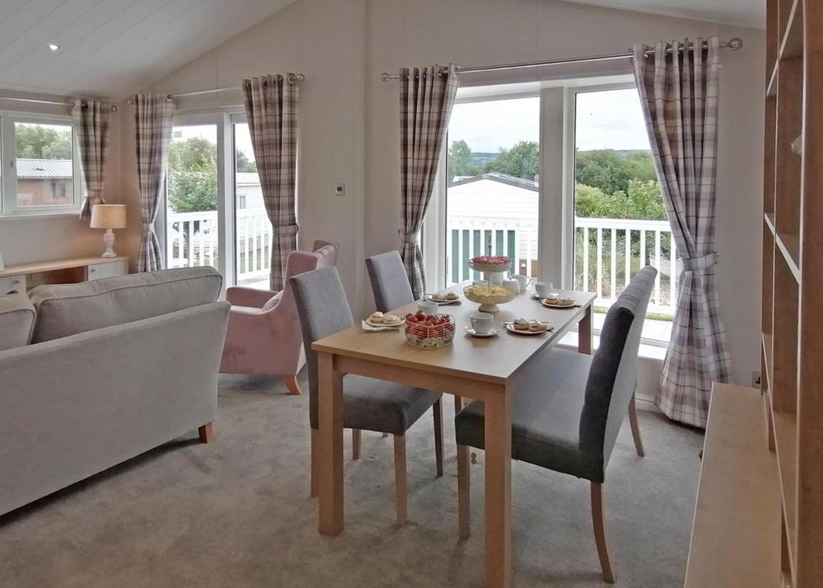 The Springs Lakeside Holiday Park Fladbury Bagian luar foto