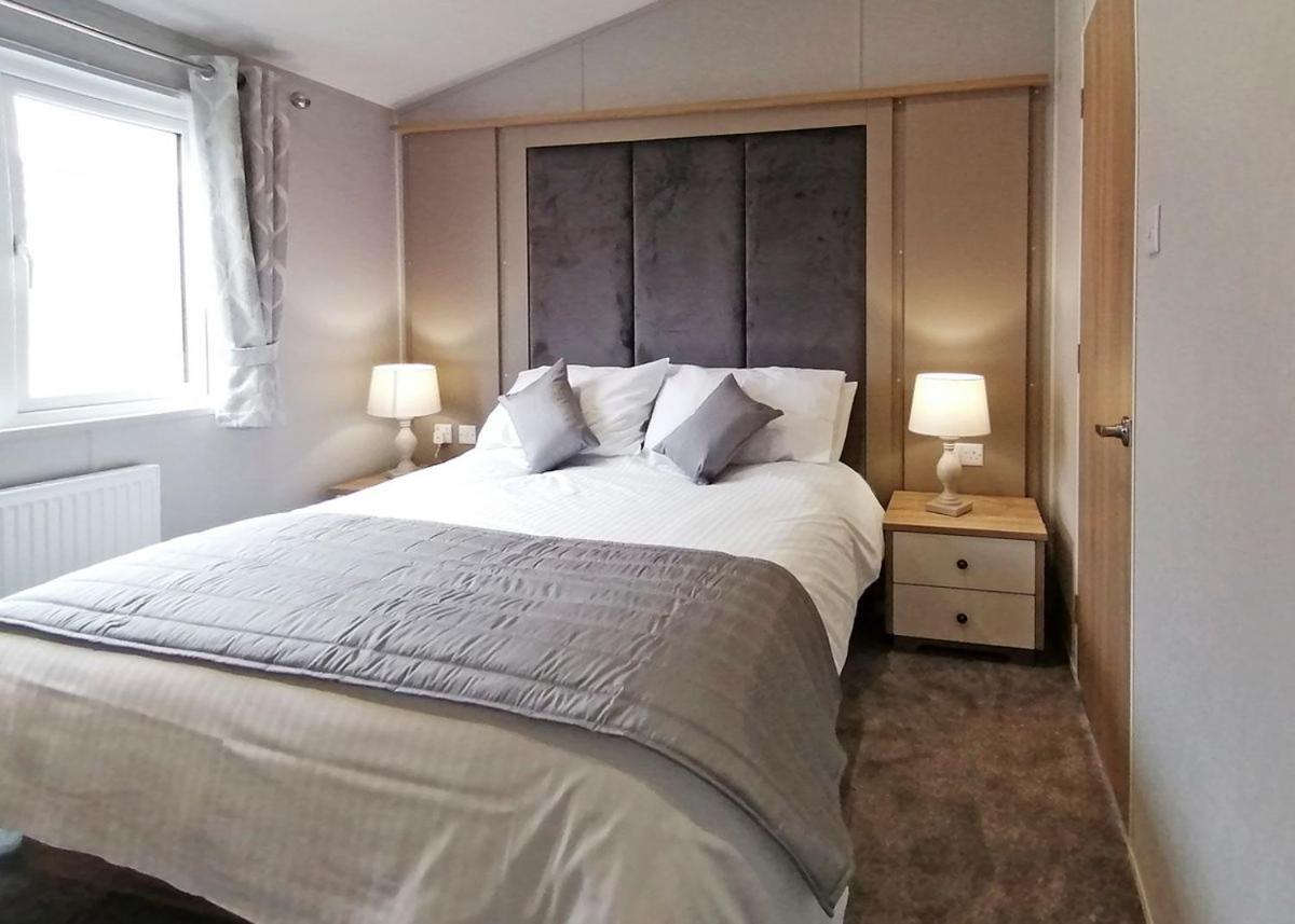The Springs Lakeside Holiday Park Fladbury Bagian luar foto