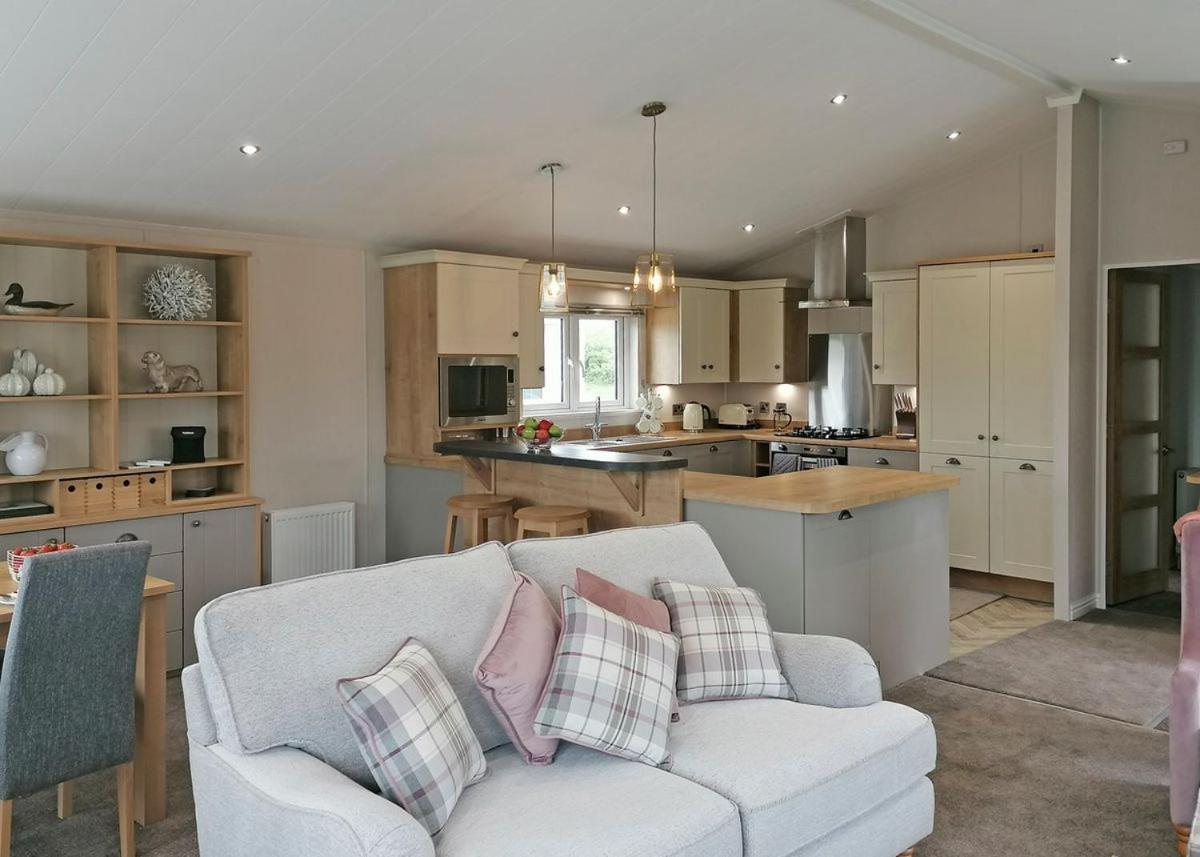 The Springs Lakeside Holiday Park Fladbury Bagian luar foto
