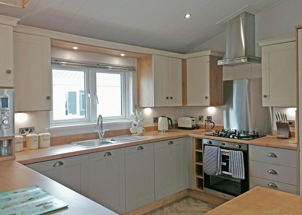 The Springs Lakeside Holiday Park Fladbury Bagian luar foto