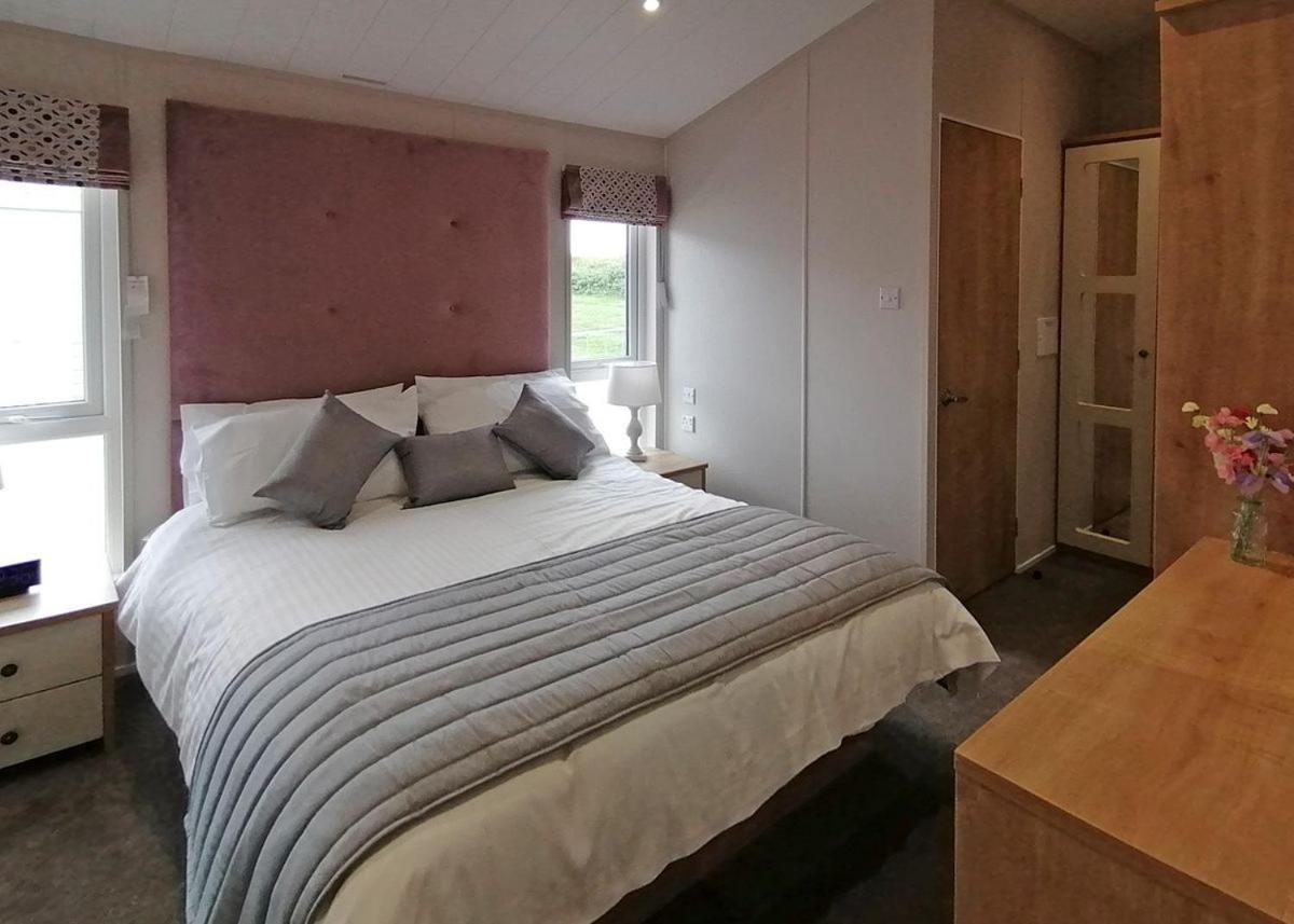 The Springs Lakeside Holiday Park Fladbury Bagian luar foto