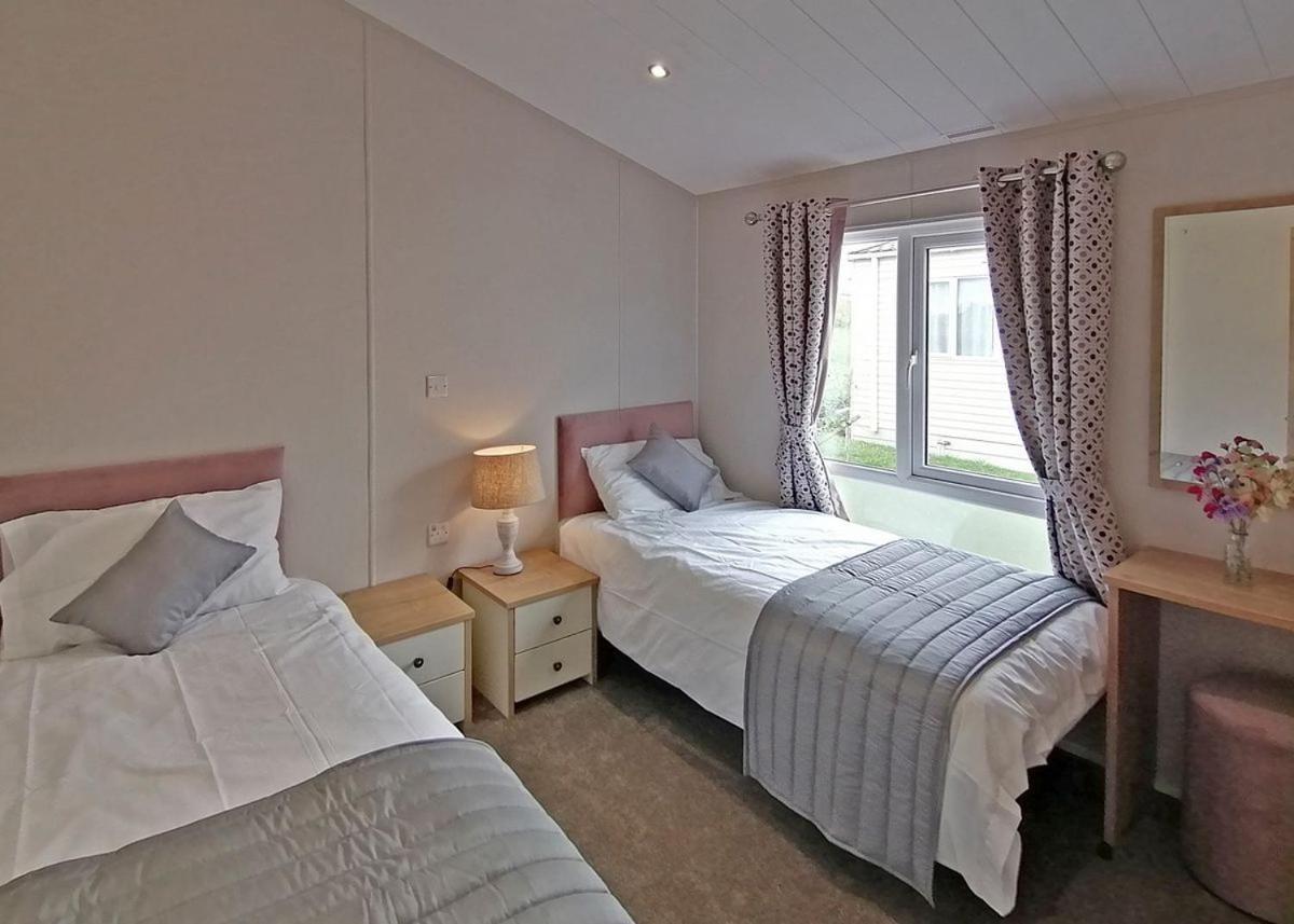 The Springs Lakeside Holiday Park Fladbury Bagian luar foto