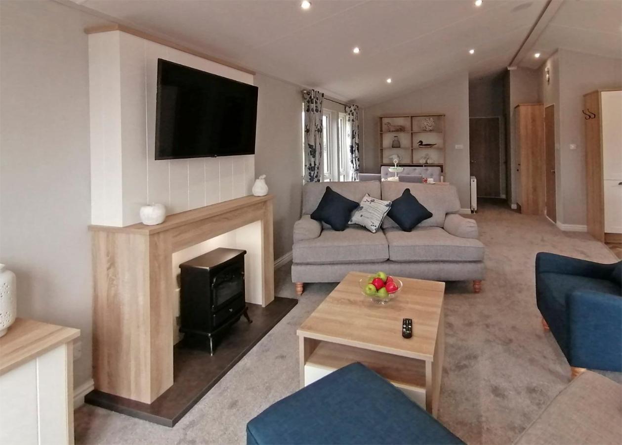 The Springs Lakeside Holiday Park Fladbury Bagian luar foto