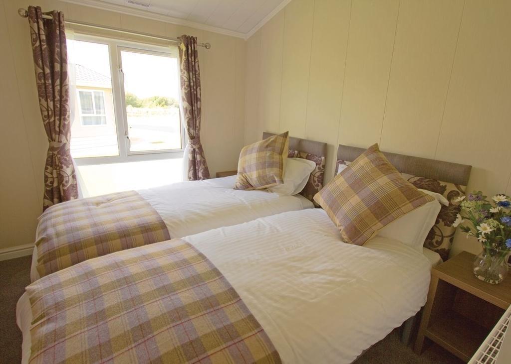 The Springs Lakeside Holiday Park Fladbury Ruang foto